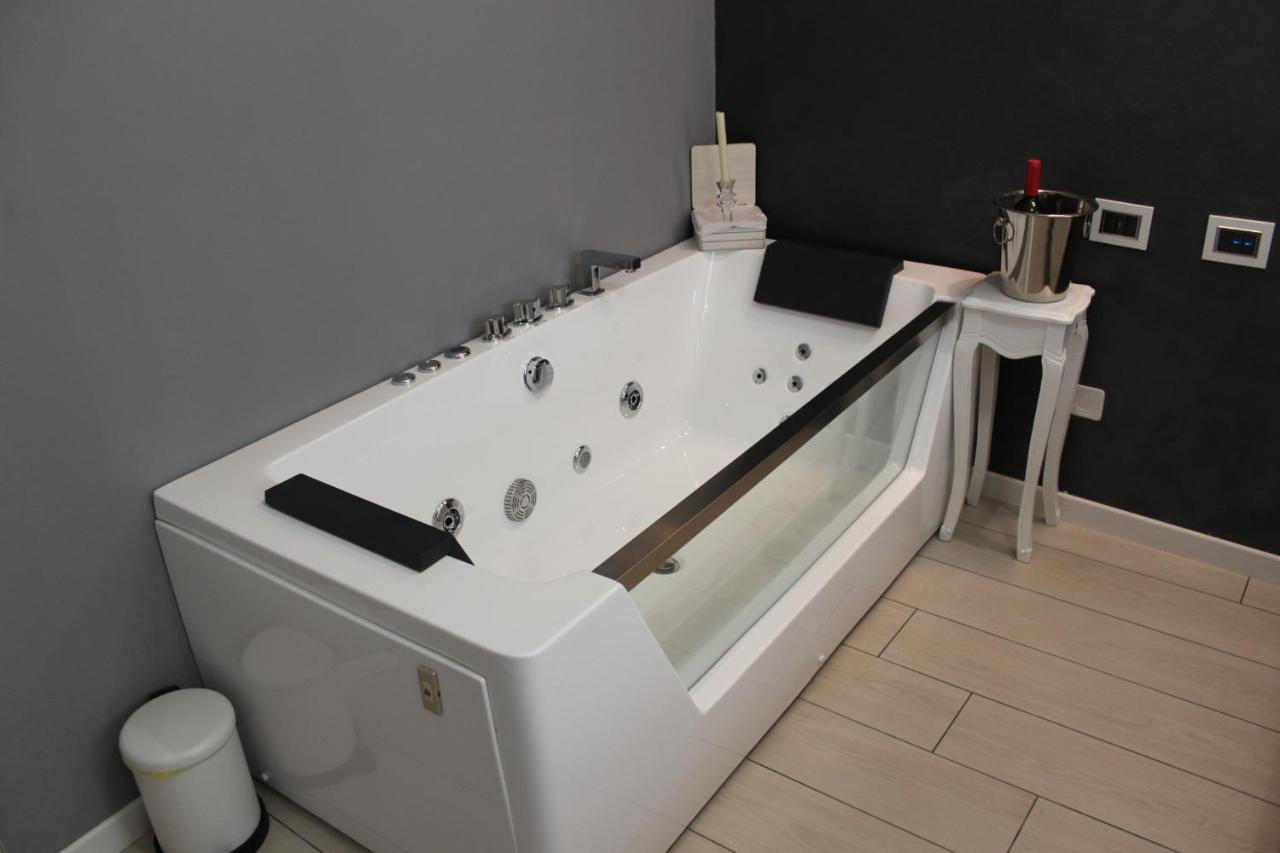 Jacuzzi Apartament By Parmacentro B&B Exteriér fotografie