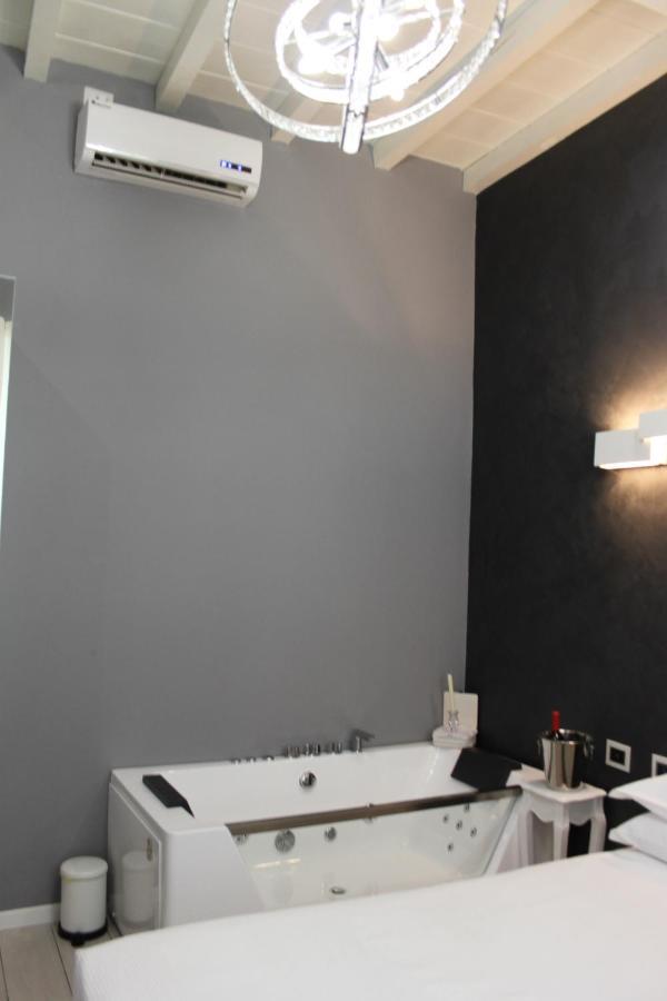Jacuzzi Apartament By Parmacentro B&B Exteriér fotografie